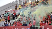 Pháo màu - vốn xuất hiện nhiều ở HPL nay đã có mặt trên "sân khấu" của SPL. ẢNH: DŨNG PHƯƠNG