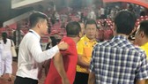 Trọng tài Hoàng Ngọc Hà (áo vàng) bất ngờ bị CĐV phun nước bọt. ẢNH: CẮT MÀN HÌNH