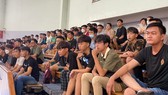 Đông đảo khán giả đến theo dõi môn futsal thuộc Đại hội TDTT TPHCM 2022