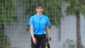 Nữ trợ lý Phạm Thị Thúy Hạnh rạng người trước ống kính của phóng viên