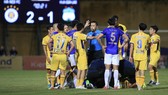 Trọng tài Ngô Duy Lân không hoàn thành nhiệm vụ trận Hà Nội FC - HAGL. ẢNH: MINH HOÀNG