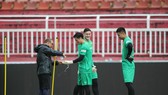 HLV Park Hang-seo trêu đùa cùng 3 thủ môn Nguyên Mạnh, Văn Lâm và Văn Toản. ẢNH: DŨNG PHƯƠNG