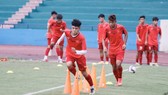 U17 Việt Nam tập làm quen mặt sân thi đấu Việt Trì