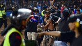 Bạo loạn bóng đá ở Indonesia đã cướp đi sinh mạng 125 người. ẢNH: AFP
