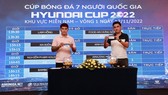 Hai cựu cầu thủ Huỳnh Quang Thanh và Nguyễn Tuấn Phong bốc thăm chia bảng VSC-S2. ẢNH: DŨNG PHƯƠNG