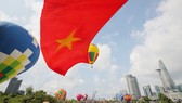 TPHCM: Khinh khí cầu kéo đại kỳ mừng ngày Quốc khánh 2-9