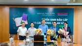 Nhà báo Nguyễn Nhật, Phó Tổng Biên tập Thường trực Báo Sài Gòn Giải Phóng (thứ 2 từ trái qua) tặng hoa cho các khách mời tham gia giao lưu. Ảnh: THỤY QUYÊN