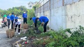 Các đoàn thể và lực lượng vũ trang trên địa bàn quận 12 ra quân tổng vệ sinh phòng chống dịch sốt xuất huyết