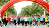 UBND quận Tân Phú, TPHCM, tổ chức đi bộ đồng hành chào mừng kỷ niệm 77 năm ngày Cách mạng Tháng Tám, Quốc khánh và vận động ủng hộ quỹ vì người nghèo của quận