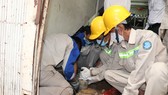 Nhân viên Công ty CP Cấp nước Tân Hòa  thực hiện trám lấp giếng cho người dân ở quận Tân Phú, TPHCM