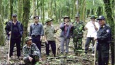 Ông Trần Hoàn (áo sọc thứ 2 từ trái qua) Chủ tịch HĐQT Công ty Cổ phần Sâm Ngọc Linh Kon Tum