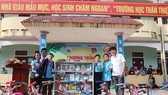 Anh Bình (đội nón) xây dựng tủ sách tại xã Kỳ Tây, huyện Kỳ Anh, Hà Tĩnh