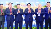 Thủ tướng Phạm Minh Chính và Chủ tịch Quốc hội Vương Đình Huệ cùng các đại biểu dự diễn đàn. Ảnh: QUANG PHÚC