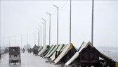 Người dân sơ tán tránh lũ ở trong các lều tạm tại Sukkur, tỉnh Sindh, Pakistan ngày 27-8-2022. Ảnh: AFP/TTXVN