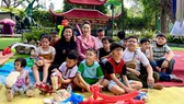 NSND Kim Cương và NSƯT Thanh Thúy - Phó Giám đốc Sở VH-TT cùng các em thiếu nhi  tại chương trình Trái tim yêu thương. Ảnh: THÚY BÌNH