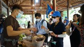 Khách du lịch trải nghiệm các sản phẩm du lịch tại xứ dừa Bến Tre. Ảnh: THANH ĐỒNG