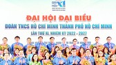 Các đồng chí lãnh đạo TPHCM và Trung ương Đoàn chúc mừng Ban Chấp hành Đoàn TNCS Hồ Chí Minh TPHCM khóa XI. Ảnh: VIỆT DŨNG