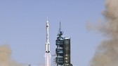 Tên lửa Trường Chinh-2F mang theo tàu vũ trụ Thần Châu-14 rời bệ phóng tại Trung tâm Phóng vệ tinh Tửu Tuyền, Tây Bắc Trung Quốc. Ảnh tư liệu: THX/TTXVN