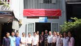 Ban Dân tộc thành phố phối hợp cùng Hội quán Tuệ Thành tặng nhà tình thương cho gia đình dân tộc thiểu số có hoàn cảnh khó khăn. Ảnh: Ngô Bình