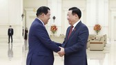 Chủ tịch Quốc hội Vương Đình Huệ hội kiến Thủ tướng Campuchia Samdech Techo Hun Sen. Ảnh: TTXVN