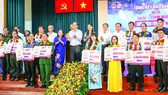 Phó Bí thư Thành ủy TPHCM Nguyễn Hồ Hải  chúc mừng các thí sinh đoạt giải