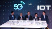 Lãnh đạo TPHCM cùng lãnh đạo Bộ Thông tin và Truyền thông, Tập đoàn Viettel  nhấn nút khai trương mạng viễn thông 5G. Ảnh: MAI HOA