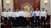 Đại diện giáo phận Phú Cường tới thăm và chúc tết lãnh đạo TPHCM. Ảnh: M.HOA