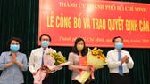 Phó Bí thư Thường trực Thành ủy TPHCM Trần Lưu Quang và Chủ tịch MTTQVN-TPHCM Tô Thị Bích Châu chúc mừng đồng chí Lâm Đình Thắng và đồng chí Triệu Lệ Khánh. Ảnh: VIỆT DŨNG
