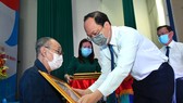 Phó Bí thư Thành ủy TPHCM Nguyễn Hồ Hải trao Huy hiệu 60 năm tuổi Đảng cho đồng chí Phạm Văn Sáu. Ảnh: VIỆT DŨNG