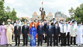 Chủ tịch nước Nguyễn Xuân Phúc dâng hương, dâng hoa tưởng nhớ Chủ tịch Hồ Chí Minh tại thành phố mang tên Bác