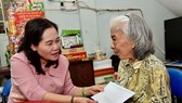 Chủ tịch HĐND TPHCM Nguyễn Thị Lệ thăm gia đình chính sách ở quận Bình Thạnh nhân dịp 27-7