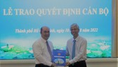 Ông Hồ Xuân Lâm (trái) nhận quyết định cán bộ