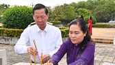 Chủ tịch UBND TPHCM Phan Văn Mãi, Chủ tịch HĐND TPHCM Nguyễn Thị Lệ dâng hương, dâng hoa tại Di tích lịch sử cấp quốc gia Ngã Ba Giồng. Ảnh: VIỆT DŨNG