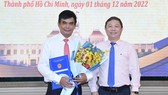 Phó Chủ tịch UBND TPHCM Dương Anh Đức trao quyết định bổ nhiệm cho nhà báo Cao Anh Minh. Ảnh: VIỆT DŨNG