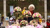 Một tác phẩm hoa thực hiện từ hoa hồng và lan hồ điệp