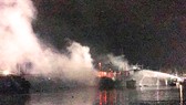 Cháy lúc nửa đêm, 3 tàu cá đang neo đậu tại cảng Tam Quan bị thiêu rụi