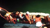 Tàu SAR 412 cứu các thuyền viên gặp nạn khi tránh bão số 14 trong đêm