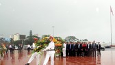 Thủ tướng dâng hoa tưởng niệm tại Tượng đài Nguyễn Sinh Sắc - Nguyễn Tất Thành