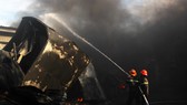 Cận cảnh hiện trường vụ cháy kinh hoàng thiêu rụi nhà xưởng tại Bình Định