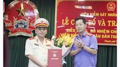 Ông Đỗ Mạnh Bổng (trái) nhận quyết định điều động, bổ nhiệm chức vụ Viện trưởng Viện Kiểm sát Nhân dân TPHCM. Ảnh: MAI HOA