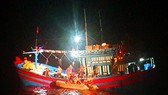 Xuyên đêm cứu ngư dân bị đứt gân chân ở vùng biển Hoàng Sa