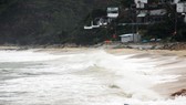 Biển động trước khi bão số 5 đổ bộ vào bờ.