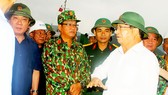 Phó Thủ tướng Trịnh Đình Dũng kiểm tra, chỉ đạo việc ứng phó bão số 6 tại tỉnh Bình Định. Ảnh: NGỌC OAI