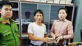 Đại diện Công an xã Nhơn Khánh cùng anh Cường (áo trắng) trả lại tài sản cho chị Min