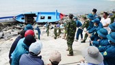 Hàng trăm người “chạy đua” trục vớt xác tàu cá bị đắm ở biển Bình Định, Phú Yên