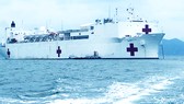 Tàu bệnh viện Hải quân Mỹ cập cảng Vũng Rô (Phú Yên)