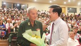 Đồng chí Võ Văn Thưởng trao quà cho người có công với cách mạng tỉnh Bình Định