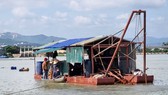 Người dân chèo ghe ra ngăn cấm hút cát trên sông Hà Thanh trước đó