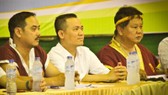 Ông Phan Ngọc Huy (giữa), Chủ tịch Liên đoàn Muay TPHCM dự lễ bế mạc.
