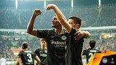 Frankfurt - Lazio 4-1: Costa ghi cú đúp, trọng tài Serdar Gozubuyuk phải rút 2 thẻ đỏ